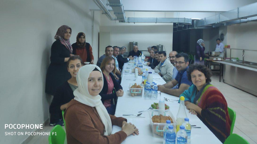 24 kasım Öğretmenler Günü Münasebetiyle Emekli Öğretmenlerimizle Şehit Ömer Halisdemir Anadolu Lisesinde Öğle Yemeğinde  bir araya gelindi.