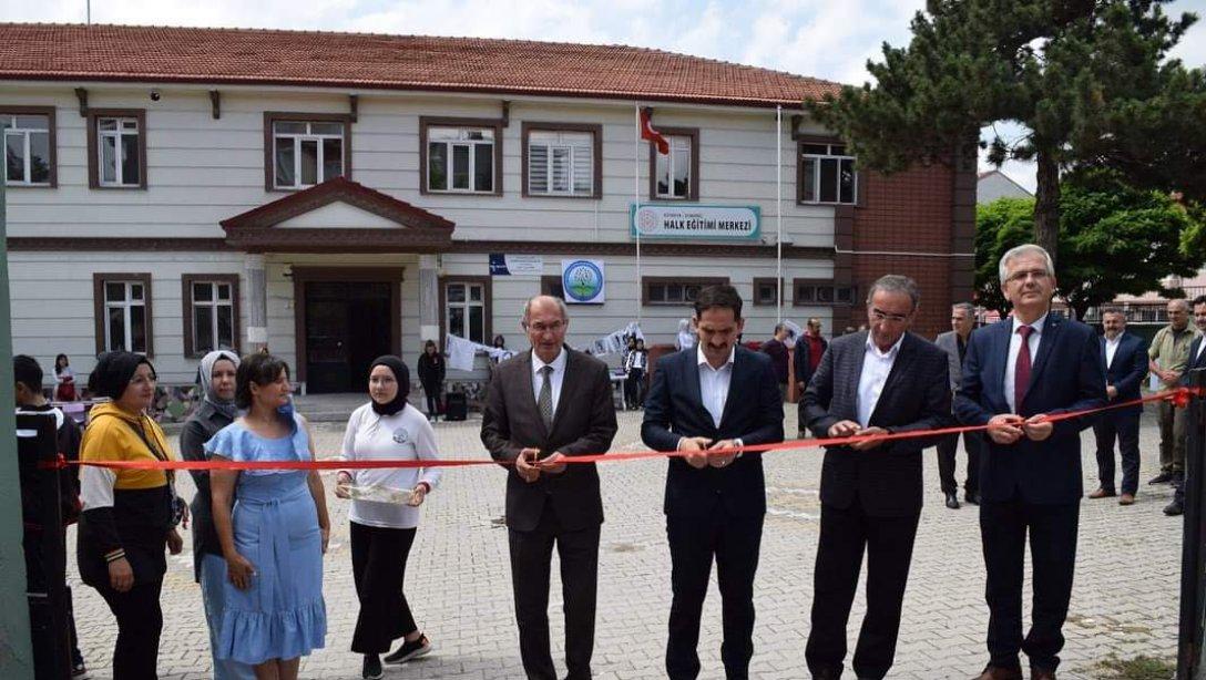 Domaniç Şehit Ömer Halisdemir Anadolu Lisesinin hazırlamış olduğu yılsonu sergisi açıldı